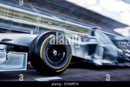 Rennwagen fahren auf Strecke Stockfoto