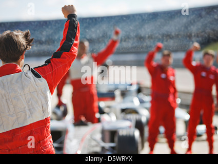 Racer und Team jubeln auf dem richtigen Weg Stockfoto