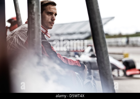 Racer stehen am Rande auf dem richtigen Weg Stockfoto