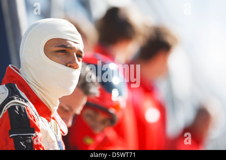 Racer und Team stehen am Rande Stockfoto