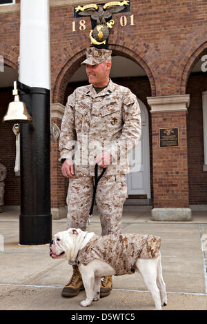 Sgt. Chesty XIII, offizielle Maskottchen des Marine Corps, Stände von Sgt. Major Micheal P. Barrett, Sergeant-Major der Marine Corps, während ein Adler, Kugel und Anker Emblem-Siegerehrung für seinen Nachfolger Pfc. Chesty XIV in Marine Barracks in Washington, DC. Die Zeremonie markiert den Abschluss von Chesty XIV-Rekrut-training und grundlegende Indoktrination in das Corps. In den kommenden Monaten wird die junge Marine in ein Maskottchen-Lehrling-Rolle für den Rest der Sommer arbeiten neben seinem Vorgänger und Mentor SGT Chesty XIII bis der Sergeant Pensionierung im August dienen. Stockfoto