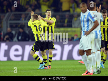 Dortmund, Deutschland. 9. April 2013. Dortmunds Robert Lewandowski (2. L) feiert mit Jakub Blaszczykowski nach der ausgleichenden Tor für 1: 1 in der UEFA Champions League Viertelfinale zweiten Bein Fußballspiel zwischen Borussia Dortmund und Málaga CF in BVB Stadion Dortmund in Dortmund, Deutschland. Bildnachweis: Aktion Plus Sport Bilder /Alamy Live-Nachrichten Stockfoto