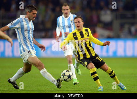 Dortmund, Deutschland. 9. April 2013. Der Dortmunder Mario Goetze (R) und Malagas Jeremy Toulalan Herausforderung für den Ball während der UEFA Champions League Viertelfinale zweiten Bein Fußballspiel zwischen Borussia Dortmund und Málaga CF in BVB Stadion Dortmund in Dortmund, Deutschland. Bildnachweis: Aktion Plus Sport Bilder /Alamy Live-Nachrichten Stockfoto