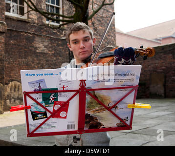 York City, North Yorkshire, UK, Dienstag, 9. April 2013.  Nick McLeish im Alter von 18 Jahren aus York street Entertainer & lizenzierte Busker unterhaltsame Touristen und Massen in York Einzelhandelszentrum genießen die Frühlingssonne und Attraktionen im central Business District. Stockfoto