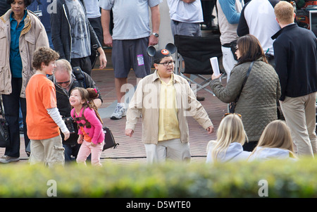 Rico Rodriguez die Besetzung von "Modern Family" Dreharbeiten an Originalschauplätzen in Disneyland Anaheim, Kalifornien Stockfoto