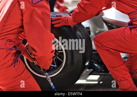 Racing Team arbeitet beim Boxenstopp Stockfoto