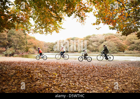 Familie Reiten Fahrräder im park Stockfoto