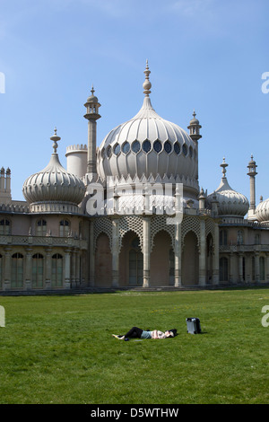 Junge Frau ein Sonnenbad im Garten des Royal Pavilion Brighton Stockfoto