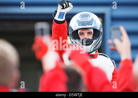 Racer jubeln mit Team auf dem richtigen Weg Stockfoto