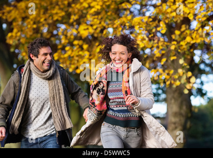 Paar laufen zusammen im park Stockfoto