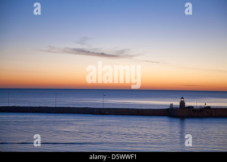 Sunrise-Himmel über noch Ozean Stockfoto