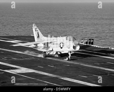 LTV A-7 Corsair II E'' von Attack Squadron VA-37 'Bullen' Landung auf dem Flugdeck der USS Saratoga (CV-60) während der Übungen vor der Küste von Florida am 8. Januar 1980. Stockfoto