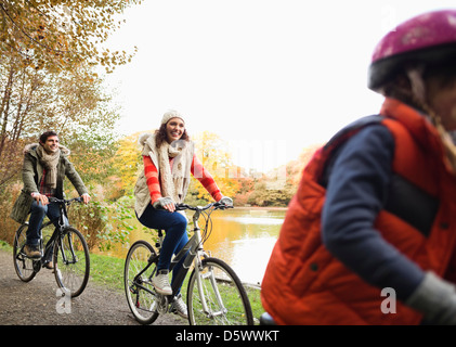 Familie Fahrrad zusammen im park Stockfoto