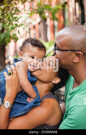 Familie umarmt auf Stadtstraße Stockfoto