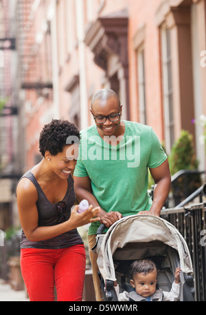 Familie zusammen auf die Straße gehen Stockfoto