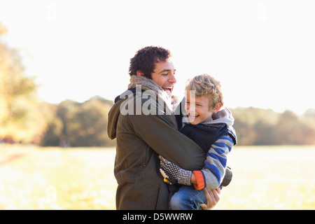 Vater und Sohn spielen im freien Stockfoto