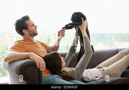Paar mit Hund auf dem Sofa entspannen Stockfoto