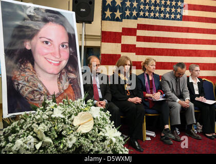 US-Botschafter in Afghanistan James Cunningham liefert Bemerkungen während einer Trauerfeier für Anne Smedinghoff an der US-Botschaft 8. April 2013 in Kabul, Afghanistan. Smedinghoff starb in einen Aufständischen Angriff am 6. April unterwegs, um Bücher zu einer Schule in Qalat, Provinz Zabul zu spenden. Stockfoto