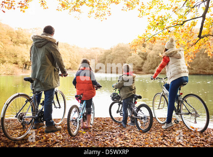 Familie, sitzen auf dem Fahrrad zusammen im park Stockfoto