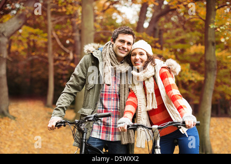 Paar Fahrrad zusammen im park Stockfoto
