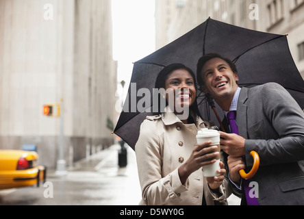 Geschäftsleute mit Regenschirm auf Stadt Straße Stockfoto