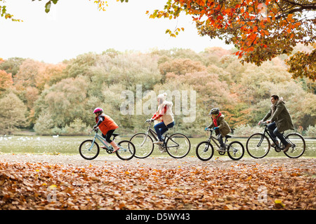 Familie Fahrrad zusammen im park Stockfoto