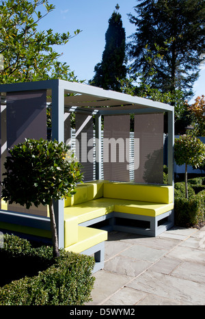 Sofa und Pavillon in moderne Hinterhof Stockfoto