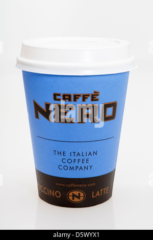 Caffe Nero Einweg-injektionsnadeln Papier Kaffee Tasse Einsatz mit Kunststoff trinken gehen - durch Deckel auf einem weißen Hintergrund. England Großbritannien Großbritannien Stockfoto