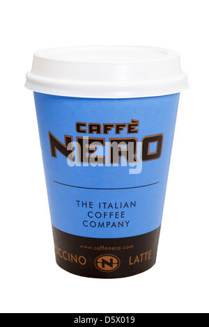 Caffe Nero Einweg-Kaffeetasse für den Einmalgebrauch zum Mitnehmen mit Kunststoff-Drink-Through-Deckel, weiß isoliert. England Großbritannien Stockfoto