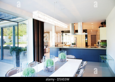 Esszimmer und Küche im modernen Haus Stockfoto