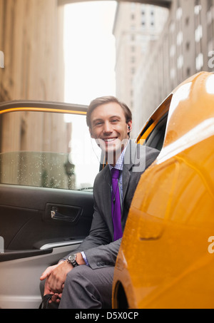 Geschäftsmann, sitzen im Taxi auf Stadtstraße Stockfoto