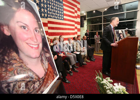 US-Botschafter in Afghanistan James Cunningham liefert Bemerkungen während einer Trauerfeier für Anne Smedinghoff an der US-Botschaft 8. April 2013 in Kabul, Afghanistan. Smedinghoff starb in einen Aufständischen Angriff am 6. April unterwegs, um Bücher zu einer Schule in Qalat, Provinz Zabul zu spenden. Stockfoto