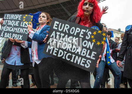 Brüssel, Belgien Aktivisten aus verschiedenen europäischen Ländern und Parlamentariern veranstalteten eine Flash-Mob-Demonstration vor dem europäischen Par-liament, in der sie die Aufgabe von Bestimmungen forderten, die angeblich den fairen Zugang zu Medikamenten gefährden. Während die Europäische Kommission den Druck auf in-DIA erhöht und sie dazu veranlasst, so bald wie möglich ein Freihandelsabkommen zu unterzeichnen, das Protestzeichen in Kostümen hält, internationale Politik Stockfoto