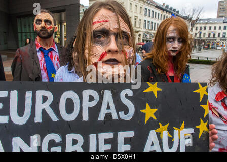 Brüssel, Belgien Aktivisten aus verschiedenen europäischen Ländern und Europaparlaments hielten vor dem europäischen Par-Liament eine Flash-Mob-Démonstration ab, in der sie die Aufgabe von Bestimmungen forderten, von denen sie behaupten, dass sie den fairen Zugang zu Medikamenten gefährden. Während die Europäische Kommission den Druck auf die in-DIA erhöht und sie dazu auffordert, so bald wie möglich ein Freihandelsabkommen zu unterzeichnen, protestieren öffentliche Proteste Stockfoto