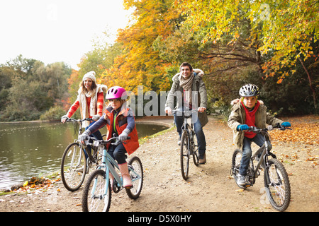 Familie Reiten Fahrräder im park Stockfoto
