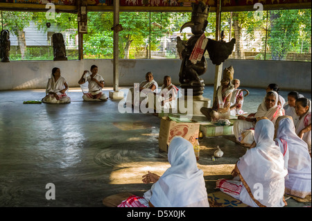 Frauen-Anhänger bei einem täglichen Gebet treffen in einem Kloster, Sattra für Frauen auf Majuli Insel, Assam, Indien. Stockfoto