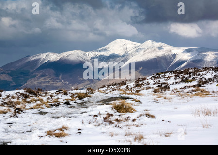 Der Gipfel von Skiddaw im Winter als Schneesturm nähert. Stockfoto