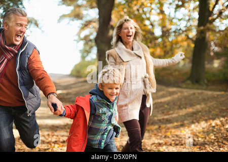 Junge und Großeltern zu Fuß im park Stockfoto