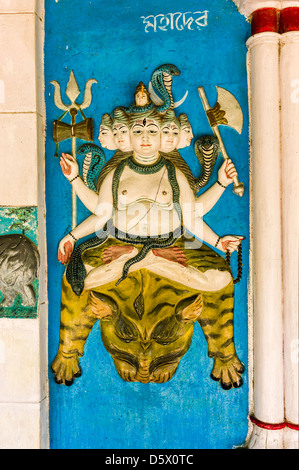Hochrelief gemalte Wandbild auf einer Außenwand an eine Sattra, Kloster, Darstellung einer Hindu-Gott mit fünf Gesichter, Majuli Insel, Assam Stockfoto