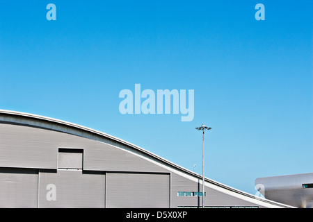 Geschwungenen Dach und blauer Himmel Stockfoto