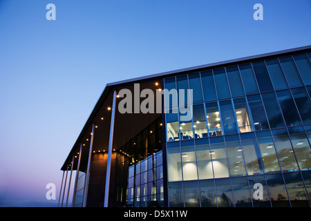 Modernes Gebäude beleuchtet bei Sonnenuntergang Stockfoto