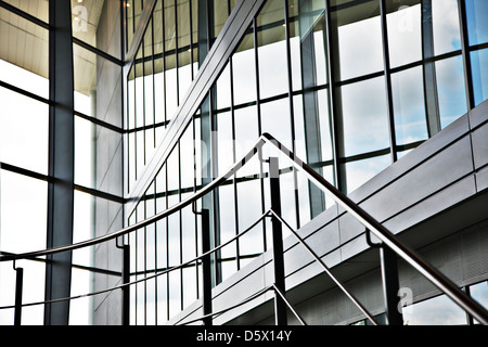 Geländer und Treppen in modernen Gebäude Stockfoto