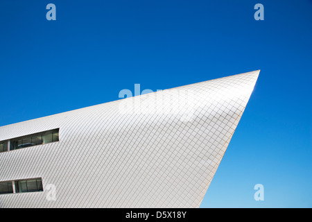 Modernes Gebäude gegen blauen Himmel Stockfoto