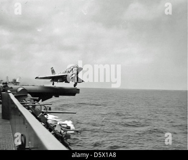 McDonnell F3H - 2M "Dämon" von FS (VF) 31 startet ab der Taille Katapult der USS SARATOGA (CVA-60), 1958. Stockfoto