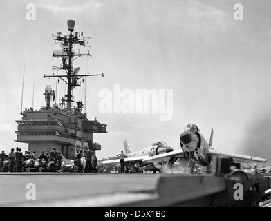 McDonnell F3H - 2M "Dämon" von FS (VF) 61 bereit für den Start vom Deck der USS SARATOGA (CVA-60), 1957. Stockfoto