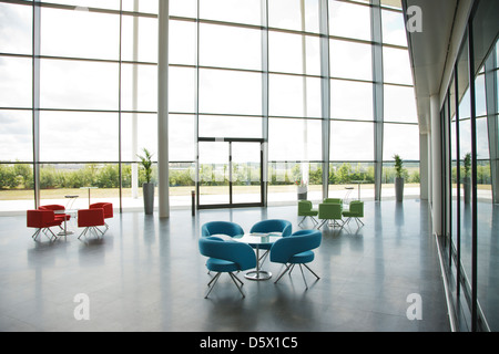 Stühle und Tische im Büro lobby-Bereich Stockfoto