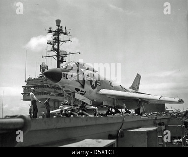 McDonnell F3H - 2M "Dämon" von FS (VF) 61 vorbereitet für einen Katapultstart von der USS SARATOGA (CVA-60), 1957. Stockfoto