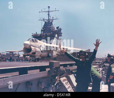 LTV A-7E 'Corsair II' VA-27 auf dem Katapult aus dem Flugdeck der USS ENTERPRISE (CVN-65) startbereit. Stockfoto