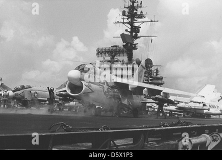 Angriff Flugzeug Squadron 146 (VA-146) LTV A-7 E "Corsair II" für die Einführung von der Flight Deck der USS Constellation bereit ist (CVA-64). Stockfoto