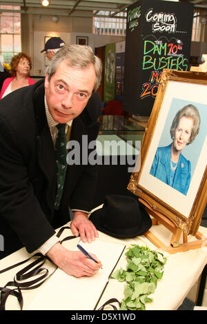 Grantham, Lincolnshire, UK. 9. April 2013.         Baronin Margaret Thatcher Tod 9. April 2013 UK Independence Party (UKIP) Führer Nigel Farage, unterschreibt das Buch Kondolenzschreiben für Margaret Thatcher in Grantham, Lincolnshire. Ehemaligen UK Premierminister Baronin Margaret (Maggie) Thatcher wurde 1925 in Grantham, Lincolnshire, geboren und führte die konservative Partei zu drei Siegen in Folge. Bild: Paul Marriott Fotografie/Alamy Live-Nachrichten Stockfoto